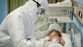 Personal médico atendiendo a un recién nacido