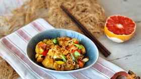 Noodles con pollo y verduras y salsa de pomelo, una receta oriental