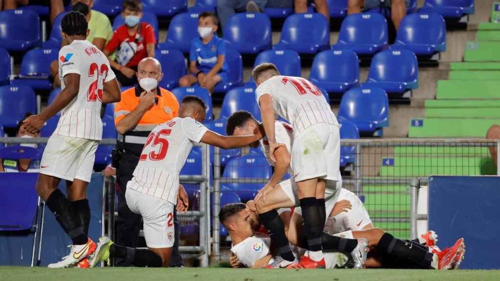 Los jugadores del Sevilla celebran el gol de Lamela en el minuto 93