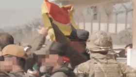Un miembro de los GEO agita una bandera española en el exterior del aeropuerto de Kabul para llamar la atención de los colaboradores de la embajada.