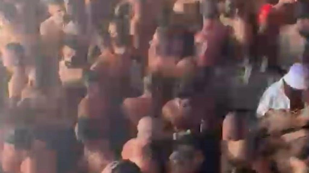 Fotograma de uno de los vídeos distribuidos por redes en los que se puede ver el incumplimiento de la distancia y aforo en la fiesta.