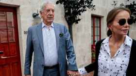 Mario Vargas Llosa se encuentra al lado de su pareja, Isabel Preysler, en estos duros momentos.