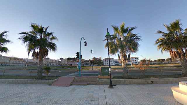 Un paso de cebra de la avenida Desiderio Rodríguez a la altura de la playa de Los Náufragos.