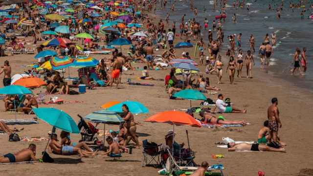 Una playa de Valencia abarrotada de turistas el pasado sábado.