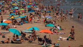 Una playa de Valencia abarrotada de turistas el pasado sábado.