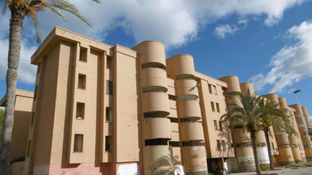 Un bloque de viviendas del barrio de Los Palmerales de Elche.