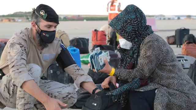 Una mujer afgana y un militar del Ejército español, en la base aérea de Torrejón