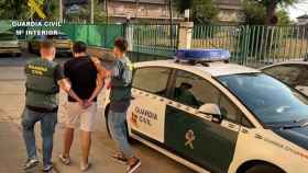 El detenido junto a dos agentes de la Guardia Civil