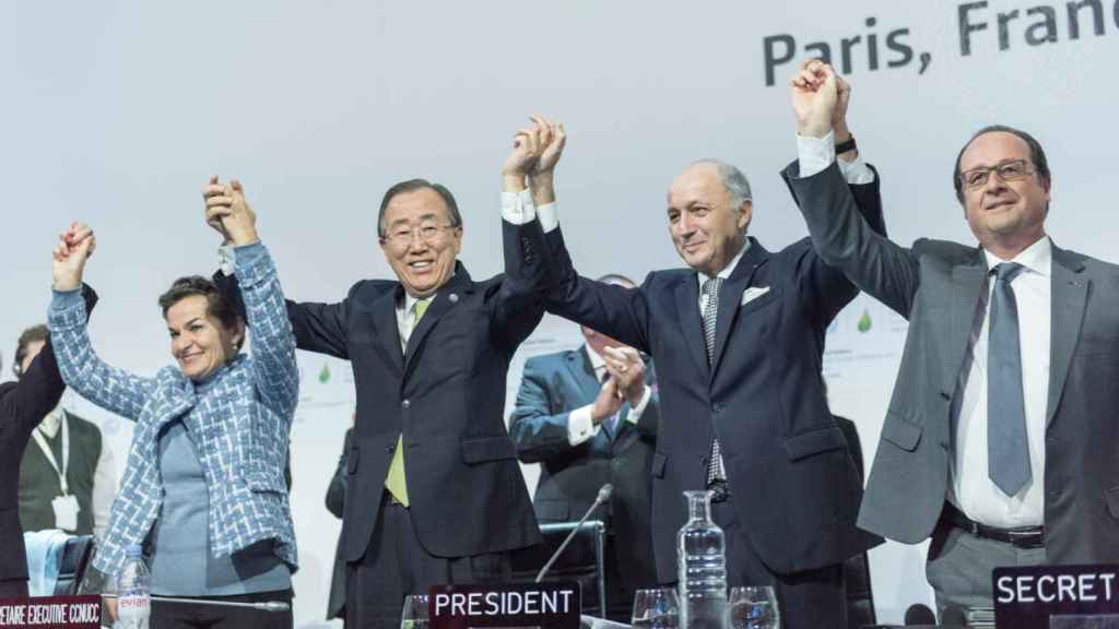 Ban Ki-moon, ex secretario general de la ONU, y varios líderes mundiales en la clausura de la COP21 en París (2015).