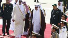 El rey saudí, Salman bin Abdulaziz camina con el emir de Qatar Tamim bin Hamad al-Thani.
