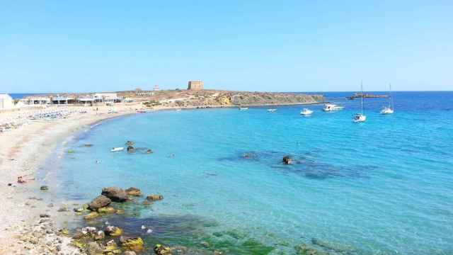 Conocida como Nueva Tabarca, es la isla más pequeña que está habitada en España.