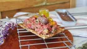 Steak tartar con anchoa y perlas de aceite de oliva, receta en vídeo