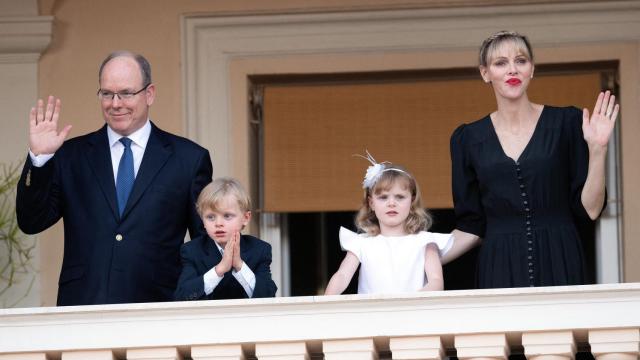 Alberto y Charlène de Mónaco junto a sus hijos, en junio de 2020.