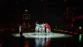 La selección española de baloncesto se abrazan antes de un partido de los JJOO de Tokio 2020