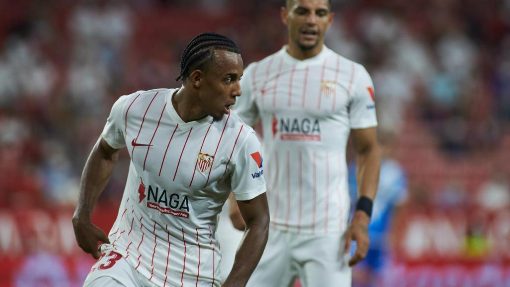 Jules Koundé y Diego Carlos, en un partido del Sevilla en la temporada 2021/2022