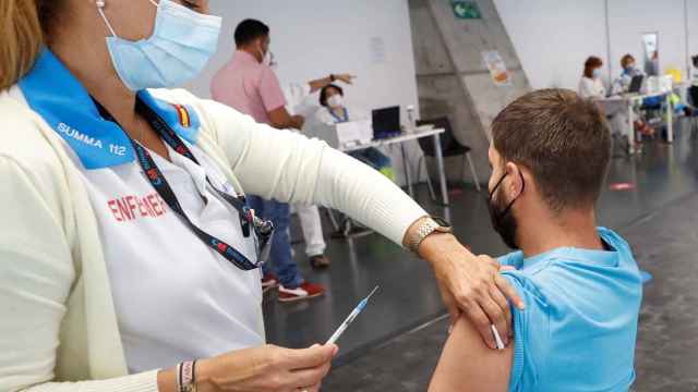 Un hombre recibe la vacuna contra la covid en el Wizink Center de Madrid.