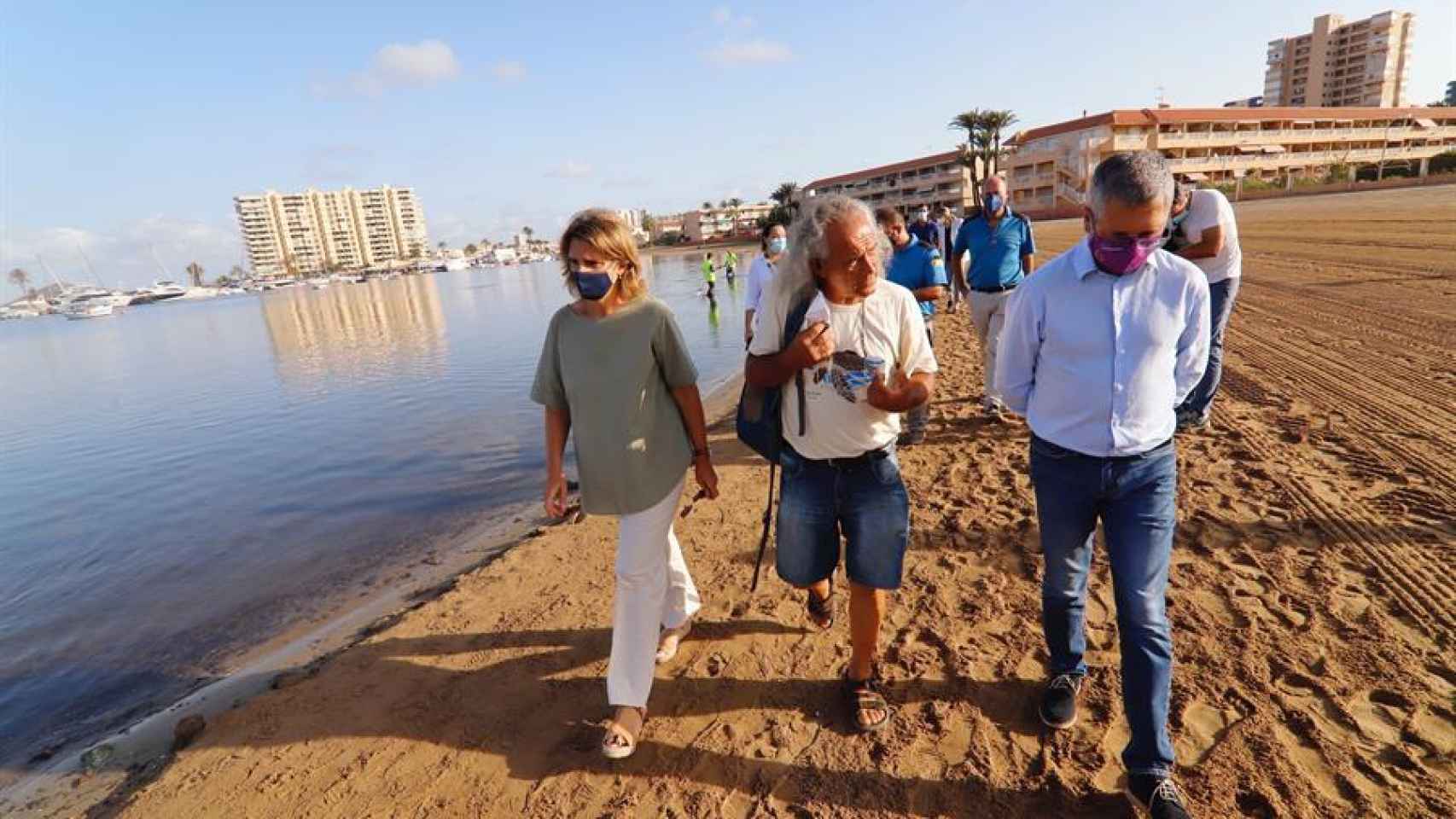 La vicepresidenta Teresa Ribera paseando por el Mar Menor.