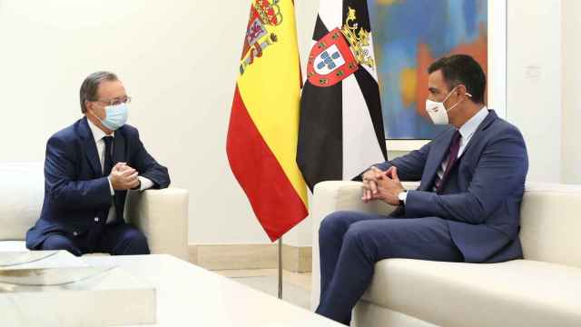 Juan Jesús Vivas, presidente de Ceuta, y Pedro Sánchez, presidente del Gobierno, reunidos este miércoles en Moncloa.