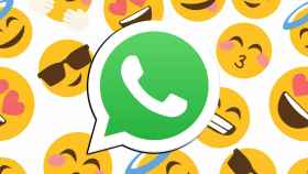 WhatsApp junto a unos emojis