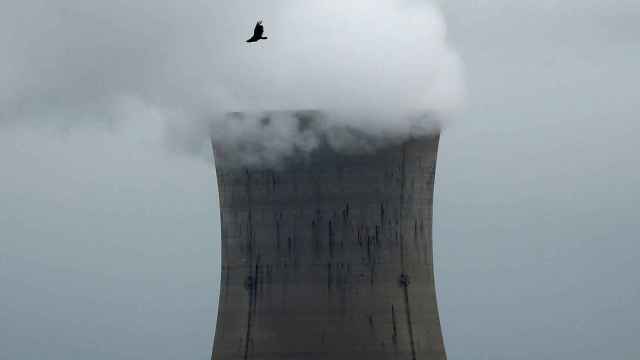 Una planta de energía nuclear.