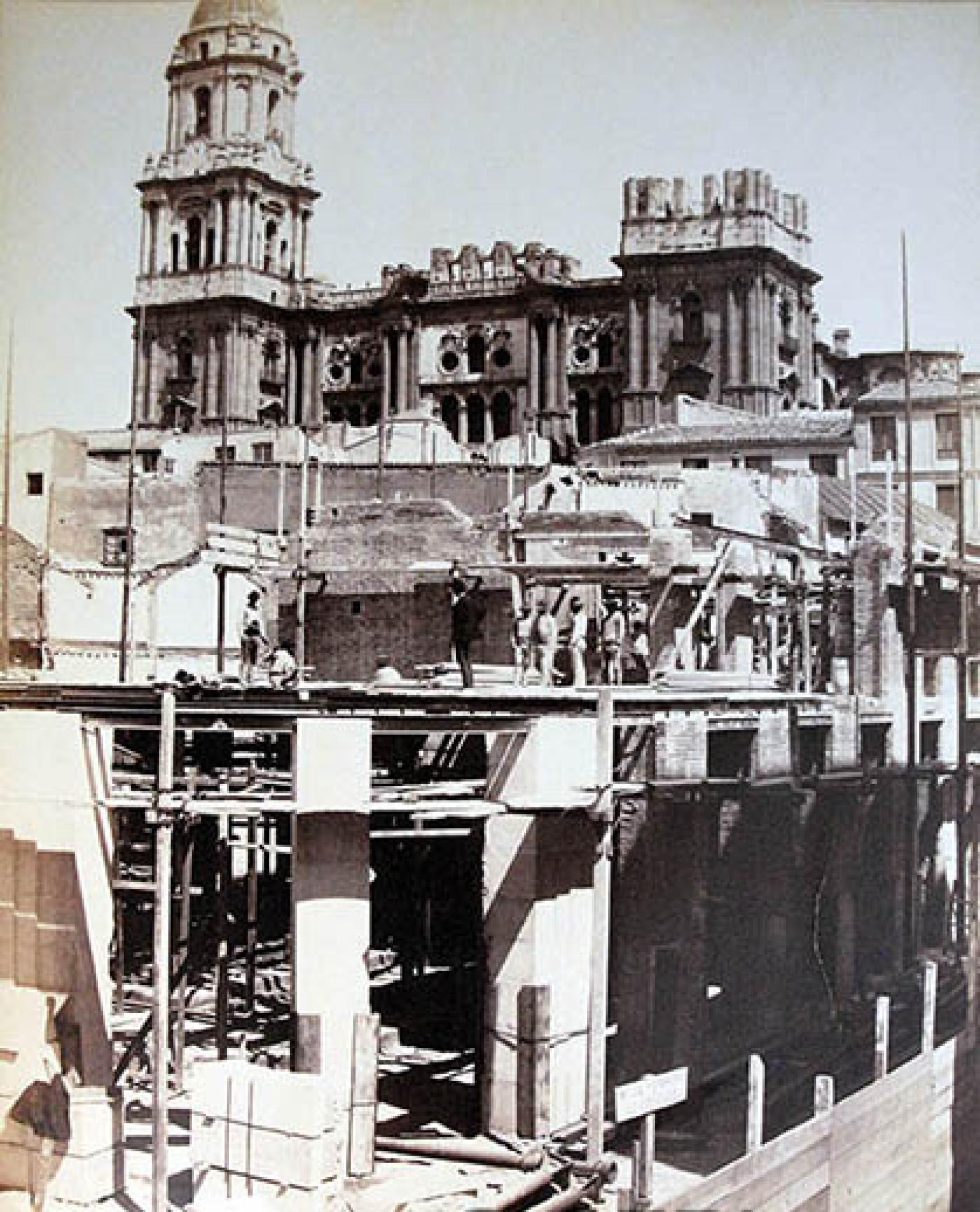 Otra foto de la construcción de la vía señera con la Catedral de fondo.