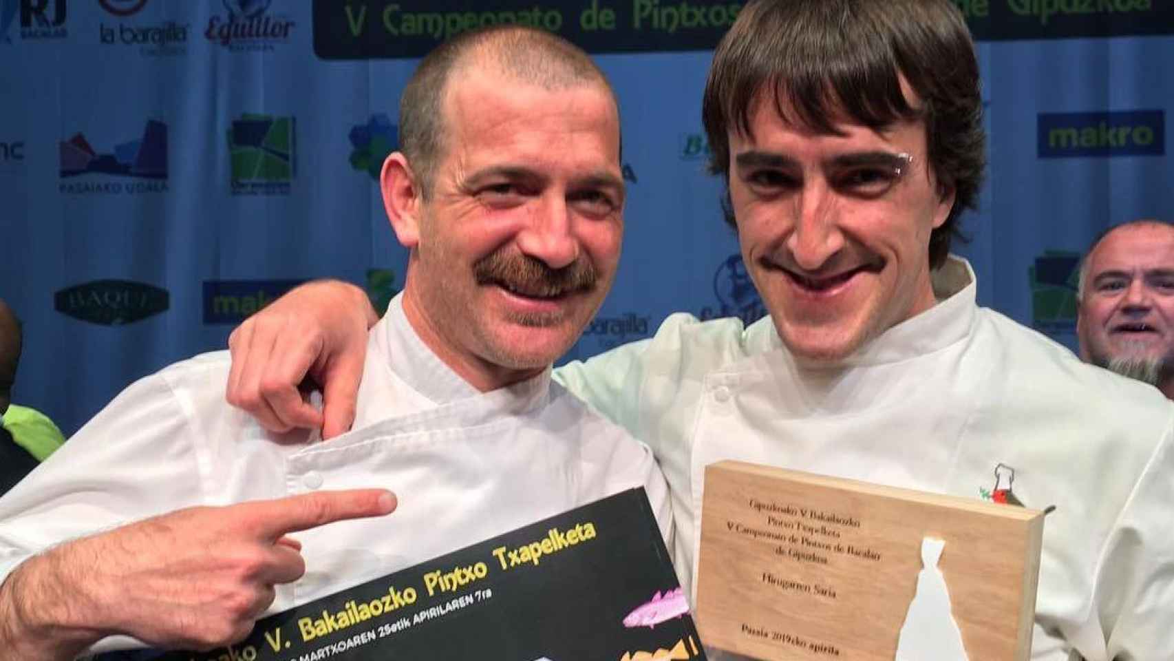 Zigor y Martín, con un premio que consiguieron para el restaurante en 2019.