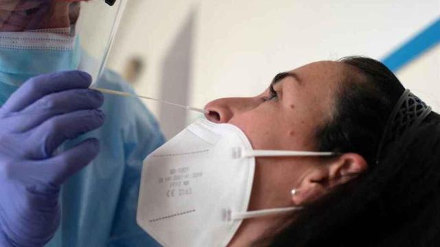 Un sanitario realiza un test diagnóstico del SARS-CoV-2.