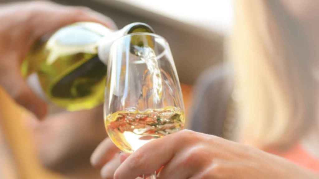 Desmentimos las falsas teorías sobre el vino blanco.