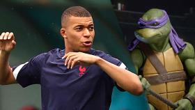 Kylian Mbappé y Donatello de las Tortugas Ninja