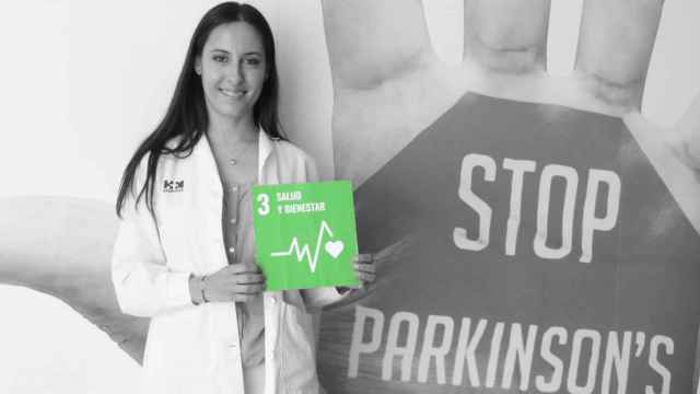 Natalia López sostiene el cartel de Objetivo de Desarrollo Sostenible número 3 sobre salud y bienestar.