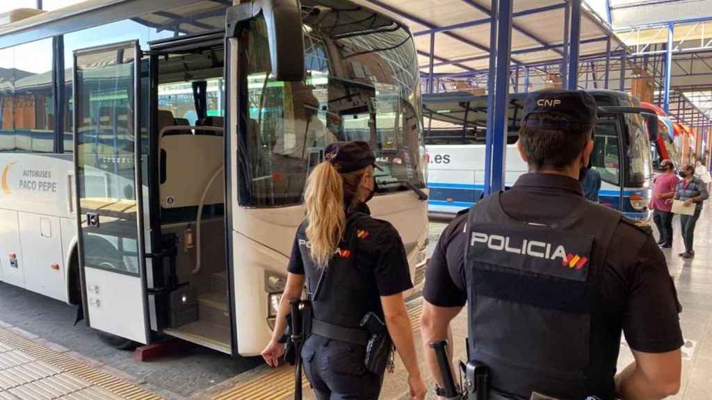 Agentes de la Policía Nacional en la estación de autobuses de Málaga.