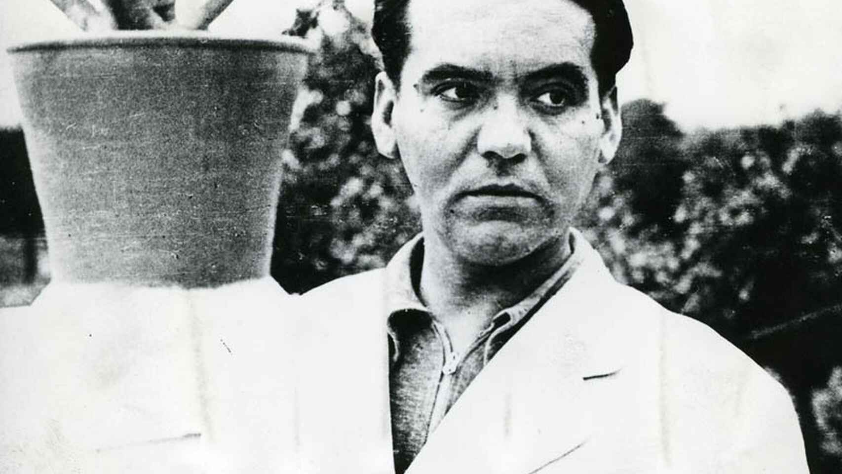 Lorca en la huerta de San Vicente, Granada, en 1935.