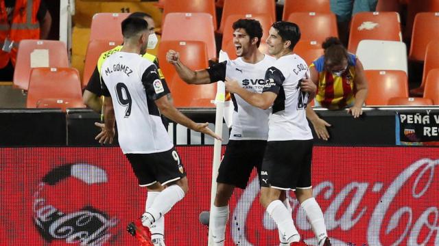 Los jugadores del Valencia celebran un gol