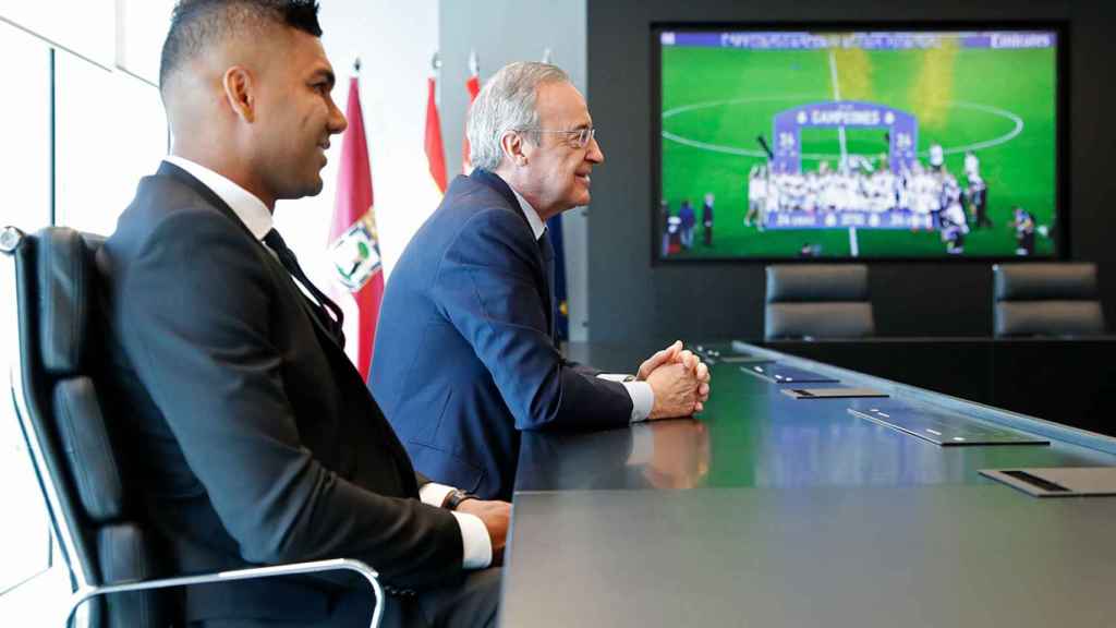 Casemiro y Florentino Pérez, en el acto de la renovación de su contrato hasta 2025