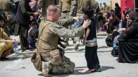 Un soldado atiende a un niño durante la evacuación de Kabul.