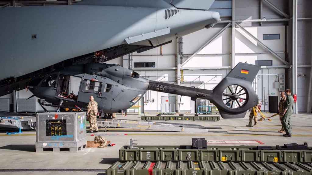 Imagen del Ejercito alemán introduciendo un helicóptero dentro de un A400M.