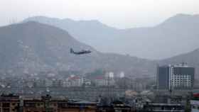 Un avión militar despega desde el aeropuerto de Kabul, Afganistán.
