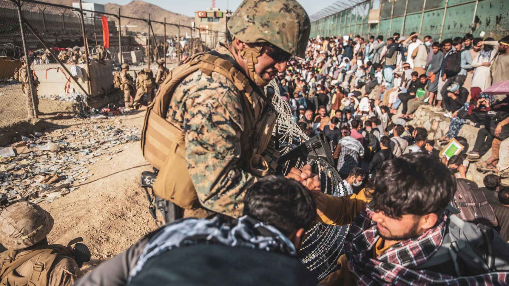 Militares en las labores de evacuación en el aeropuerto de Kabul.