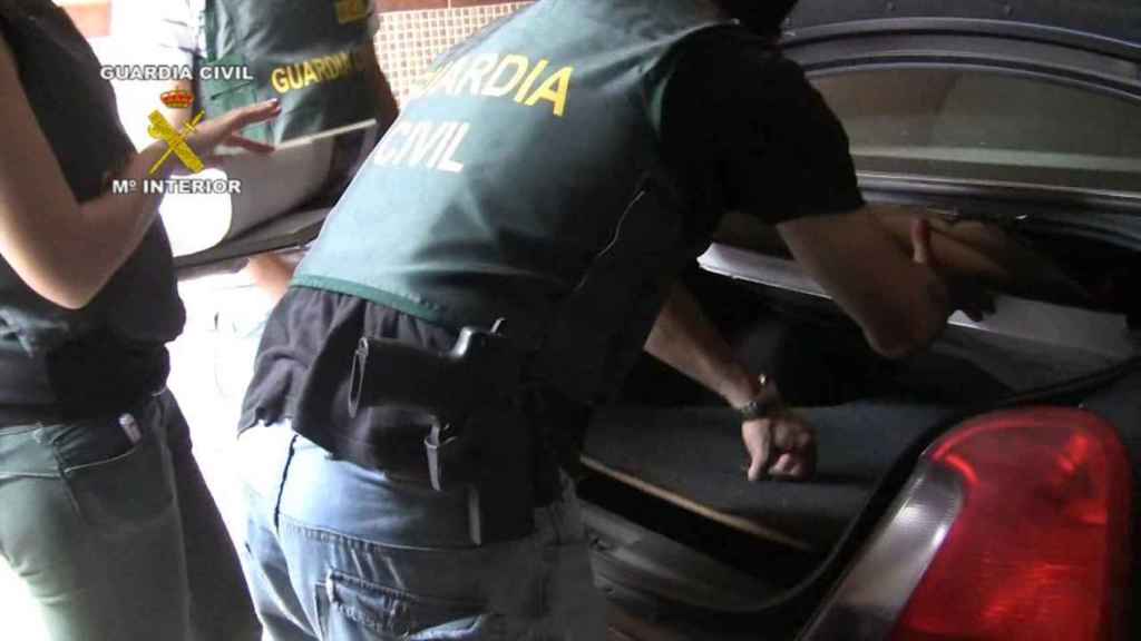 La Guardia Civil detiene en Villena y Guardamar a dos personas por un presunto delito de tráfico de drogas.