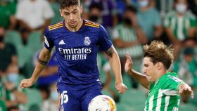 Fede Valverde evita la entrada de un futbolista del Real Betis