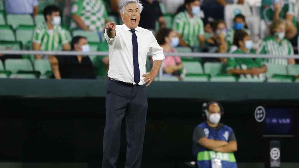 Carlo Ancelotti, da órdenes a los jugadores del Real Madrid desde la banda del Benito Villamarín