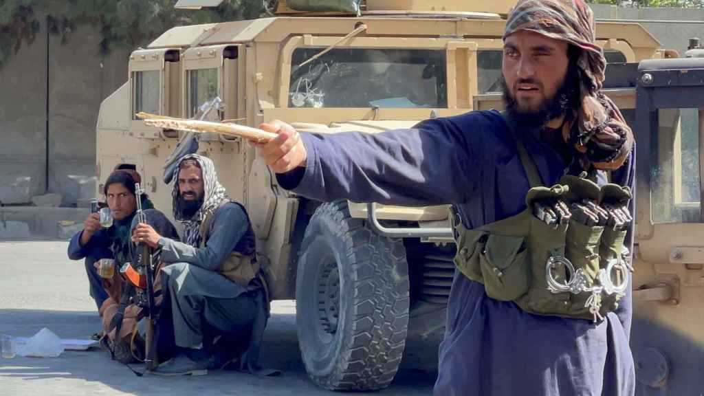 Los talibanes patrullan las calles de Kabul.