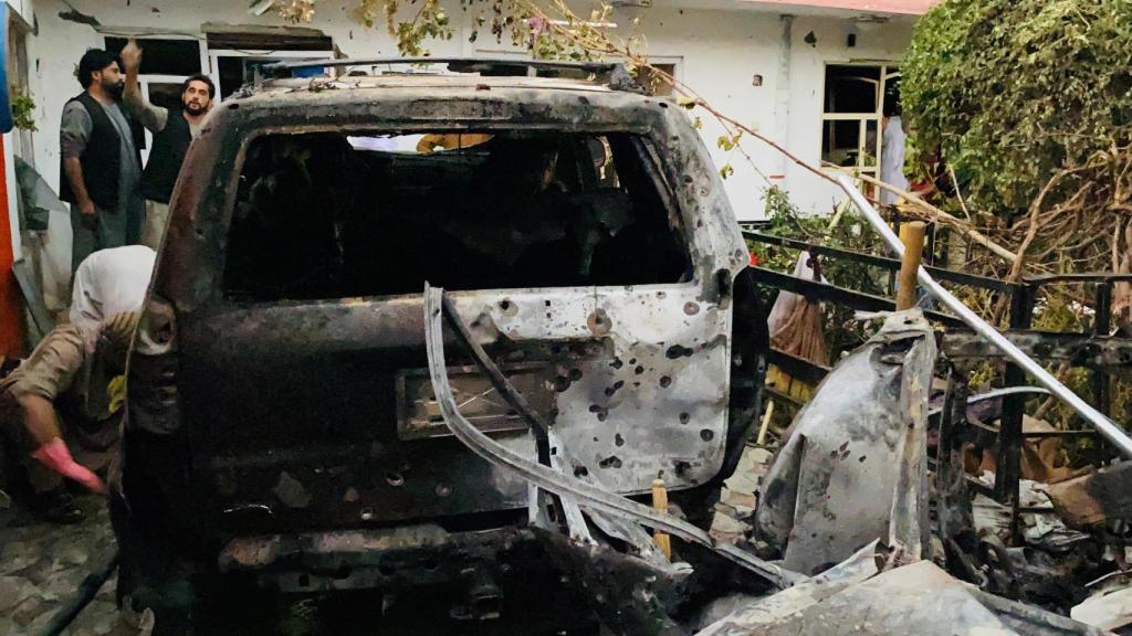 Imagen donde se aprecia el daño causado por el misil que ha lanzado EEUU cerca del aeropuerto Hamid Karzai.