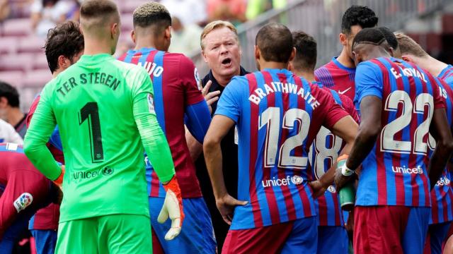 Koeman da instrucciones a sus jugadores