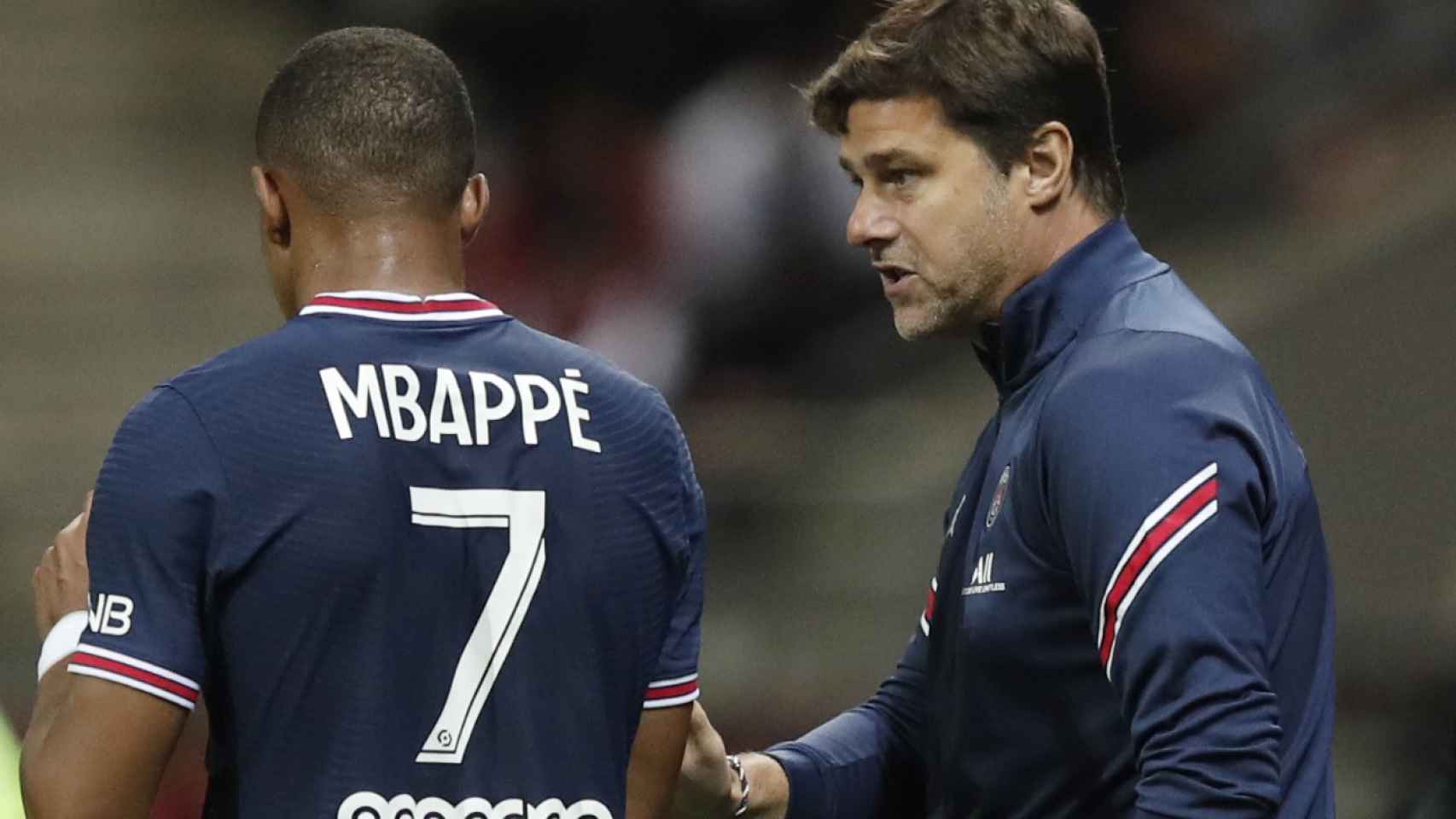 Mbappé y Pochettino, durante un partido del PSG