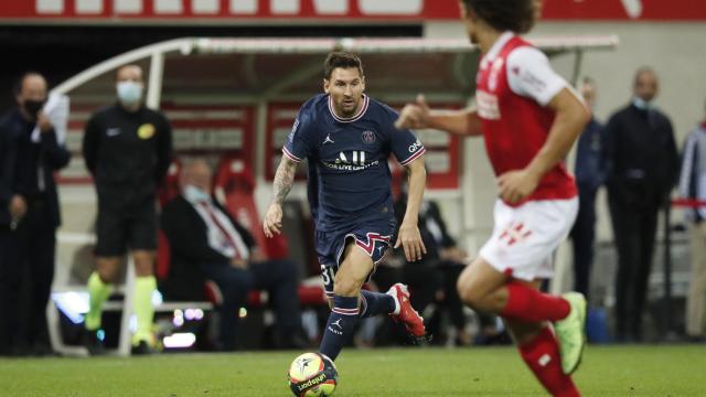 Messi, conduciendo el balón en sus primeros minutos con el PSG