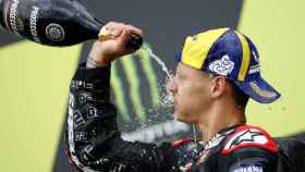 Fabio Quartararo se baña en champán tras ganar el Gran Premio de Gran Bretaña, en Silverstone.