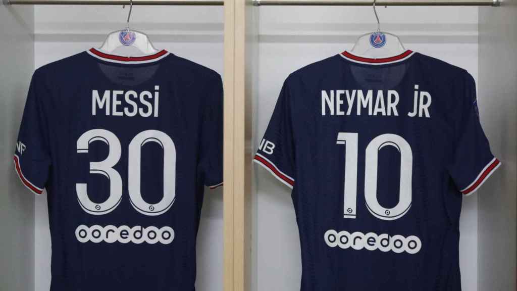 Camisetas de Messi y Neymar, en el vestuario del PSG