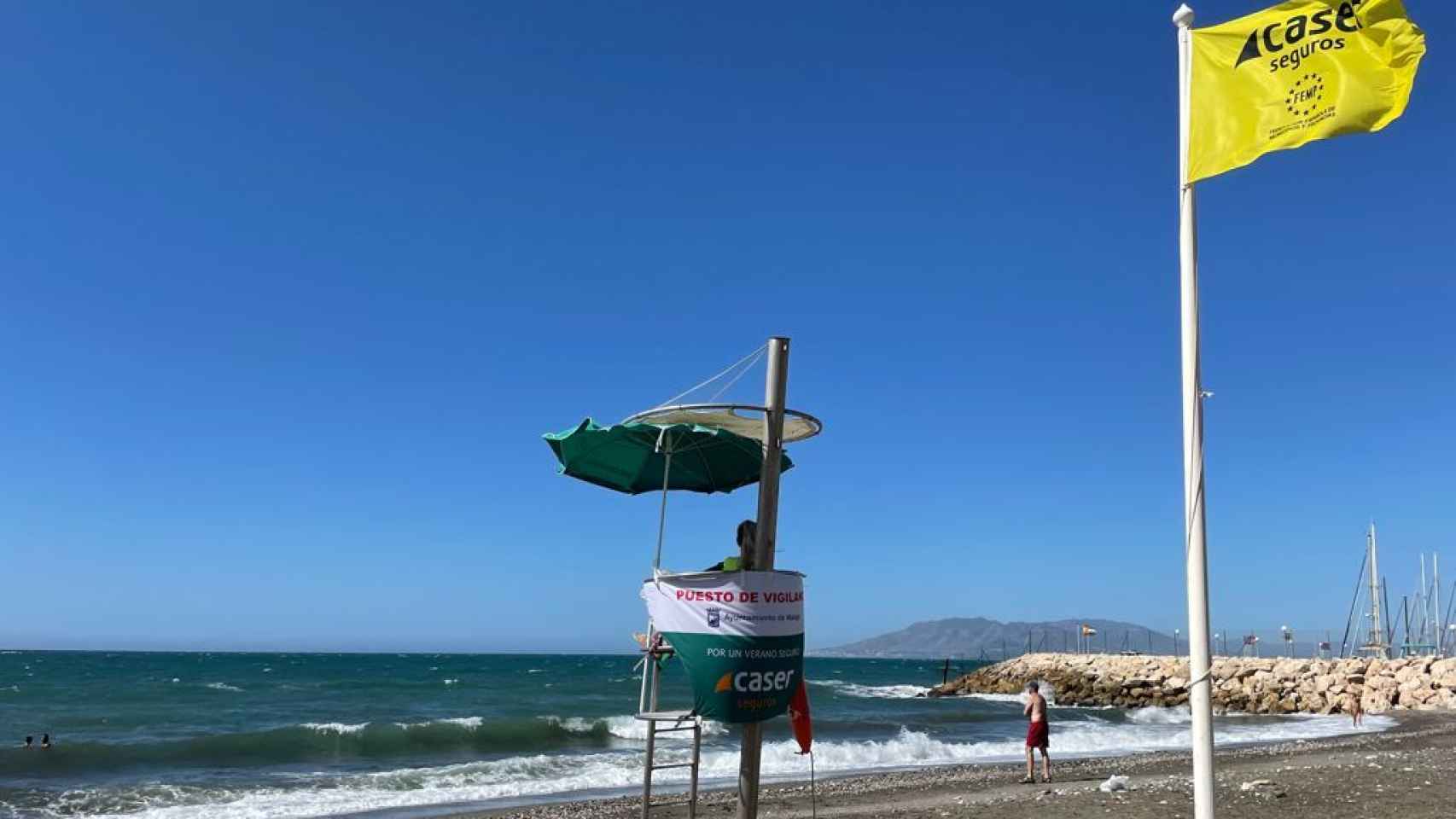 Una foto con la bandera amarilla en la Playa del Candado.