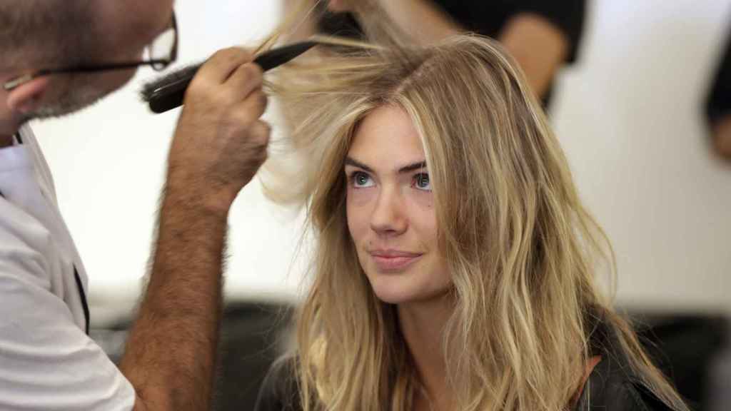 La modelo Kate Upton en una sesión de peluquería.